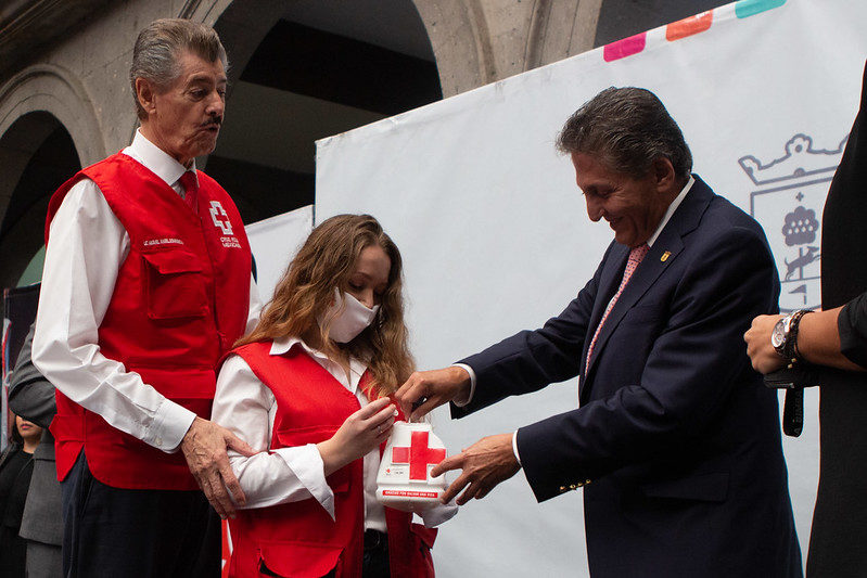 Frangie dona a la Cruz Roja